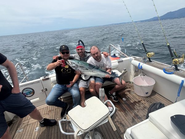 Pesca deportiva de atún en barco | Captura en alta mar
